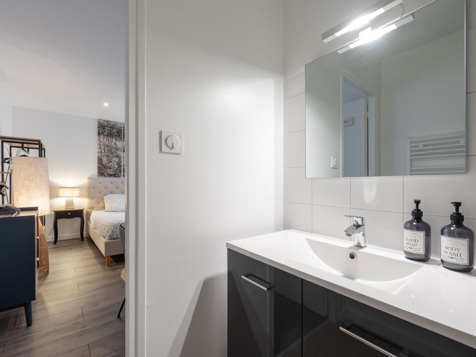 Secret Cache De Valmy Apartment Лион Екстериор снимка